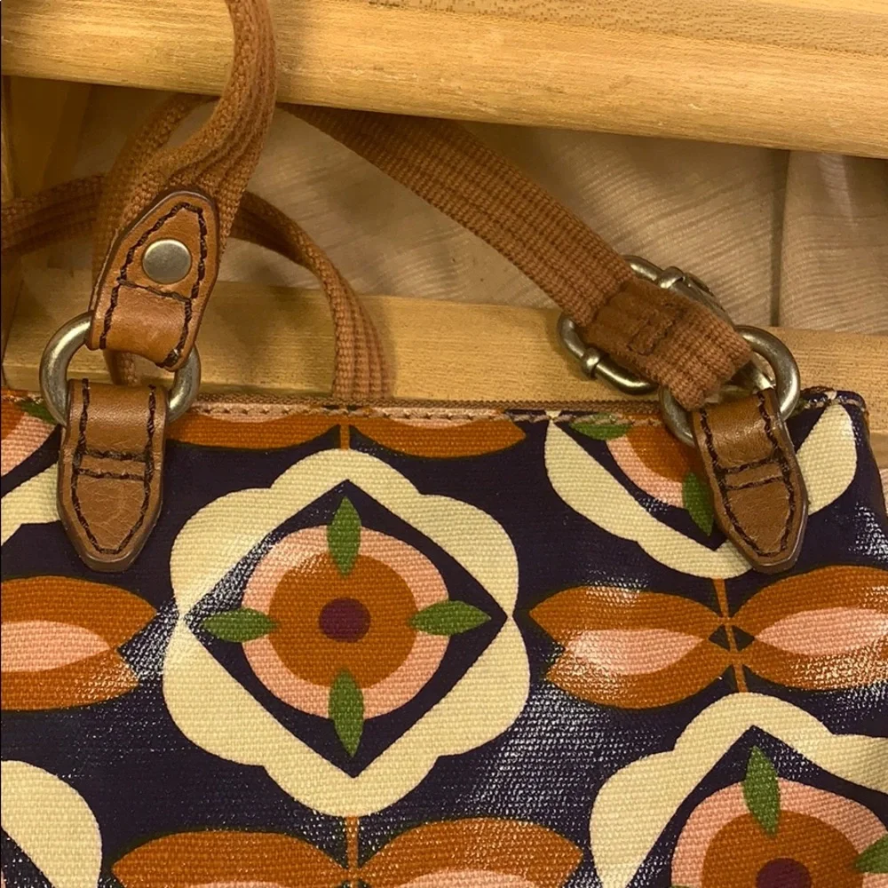 Fossil crossbody flower pattern/leather great bag!